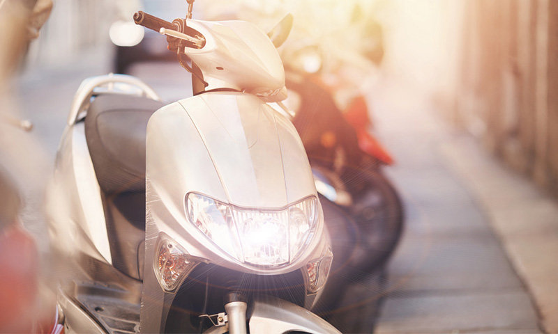 路遇電動車千萬別跟太緊，剎車燈九成會騙人，一不留神就追尾